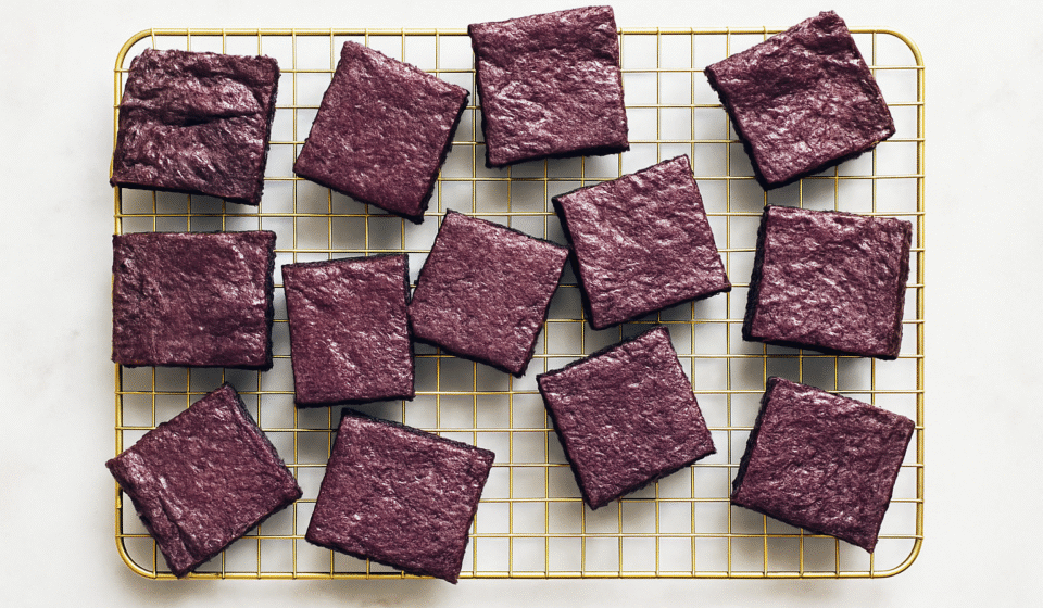 Brownie au ube : la recette fondante, colorée et facile à réussir plateau de brownie au ube